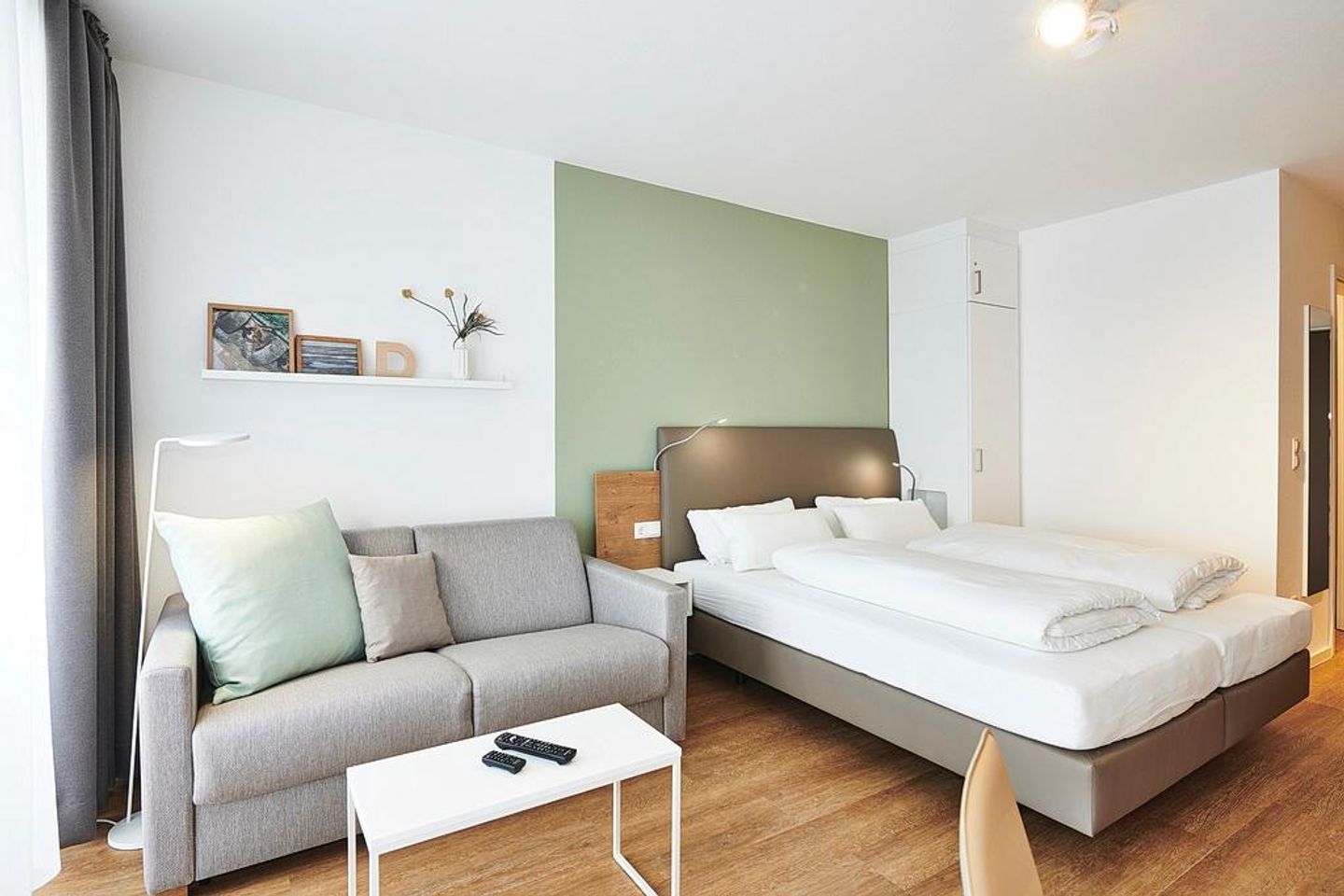 Deichhäuser Anna Küste Deichhäuser Anna Küste 2-22 Bensersiel - Wohn/Essbereich mit Couch und Doppelbett