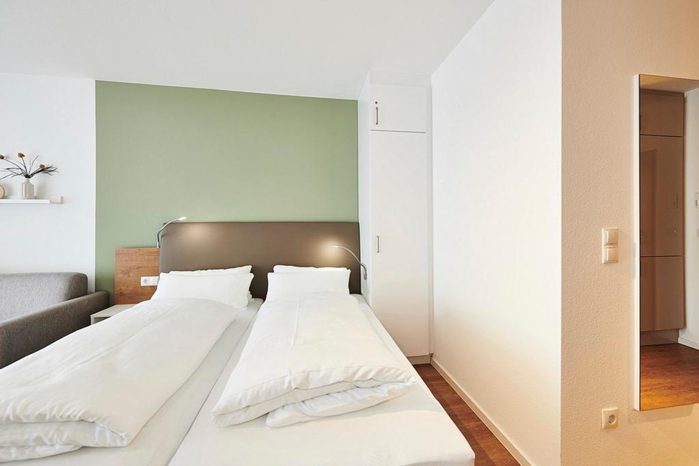 Deichhäuser Anna Küste Deichhäuser Anna Küste 2-22 Bensersiel - Wohn/Essbereich mit Doppelbett und Kleiderschrank