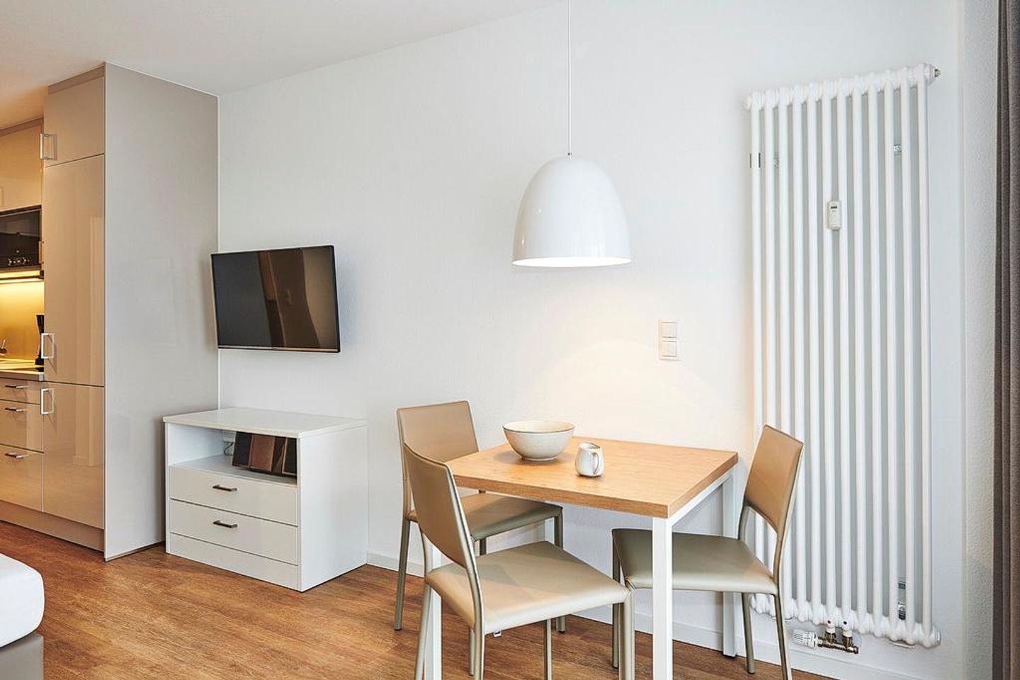 Deichhäuser Anna Küste Deichhäuser Anna Küste 2-22 Bensersiel - Wohn/Essbereich mit Esstisch und TV