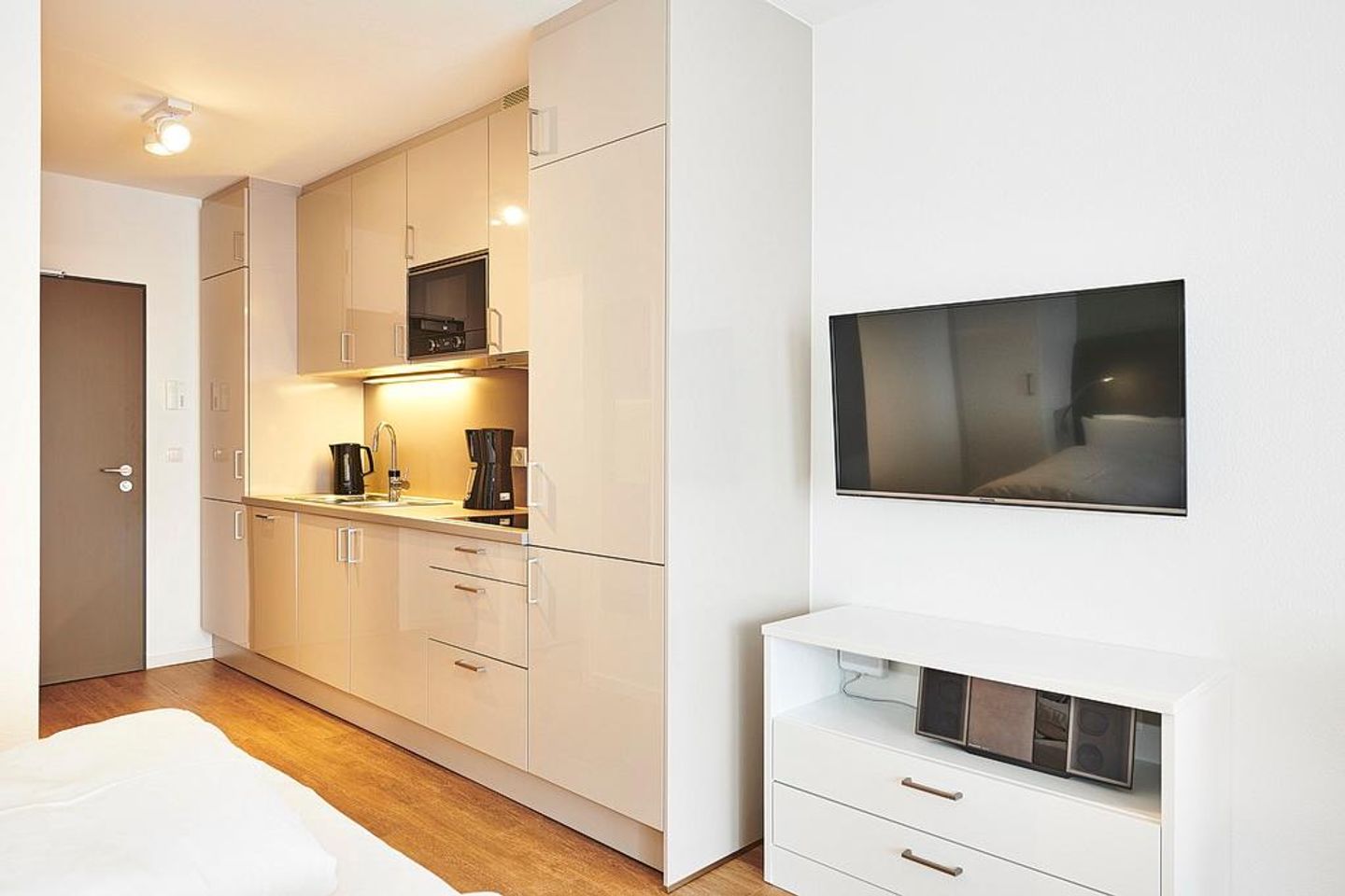 Deichhäuser Anna Küste Deichhäuser Anna Küste 2-22 Bensersiel - Wohn/Essbereich mit Küchenzeile und TV