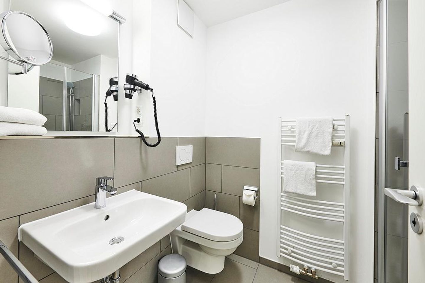 Deichhäuser Anna Küste Deichhäuser Anna Küste 2-22 Bensersiel - Badezimmer mit Waschtisch und WC