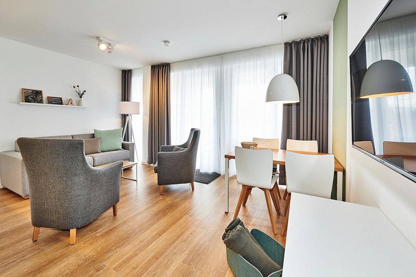 Deichhäuser Anna Küste Deichhäuser Anna Küste 2-23 Bensersiel - Wohn/Essbereich mit TV, Esstisch, Sesseln und Couch