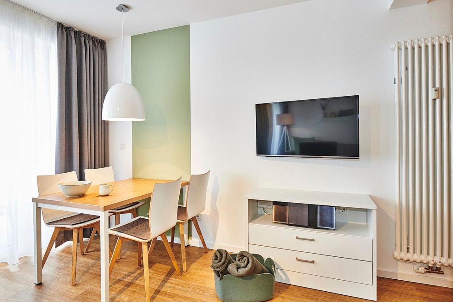 Deichhäuser Anna Küste Deichhäuser Anna Küste 2-23 Bensersiel - Wohn/Essbereich mit Esstisch und TV