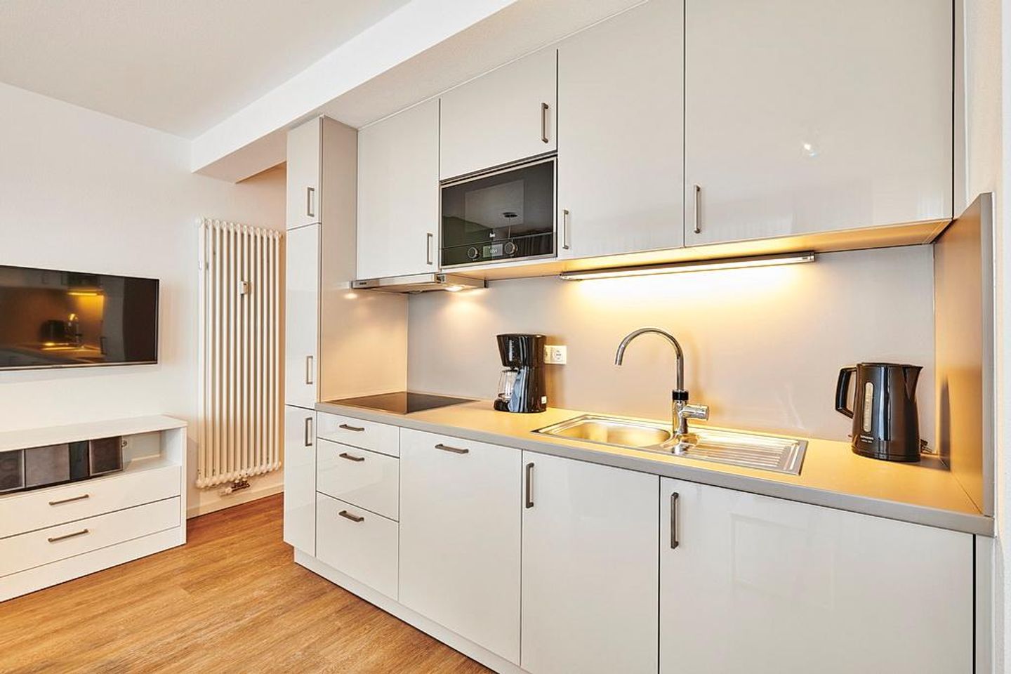 Deichhäuser Anna Küste Deichhäuser Anna Küste 2-23 Bensersiel - Wohn/Essbereich mit Küchenzeile und TV