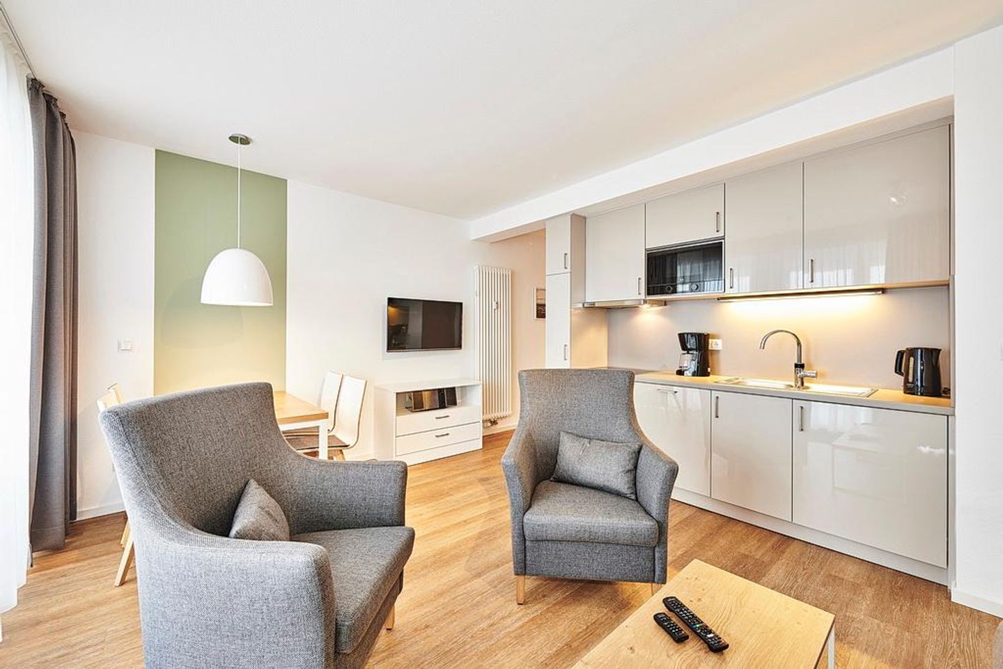 Deichhäuser Anna Küste Deichhäuser Anna Küste 2-23 Bensersiel - Wohn/Essbereich mit Küchenzeile und TV