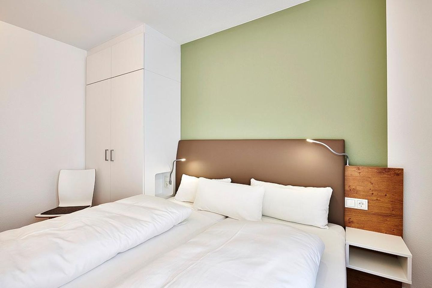 Deichhäuser Anna Küste Deichhäuser Anna Küste 2-23 Bensersiel - Schlafzimmer mit Doppelbett und Kleiderschrank