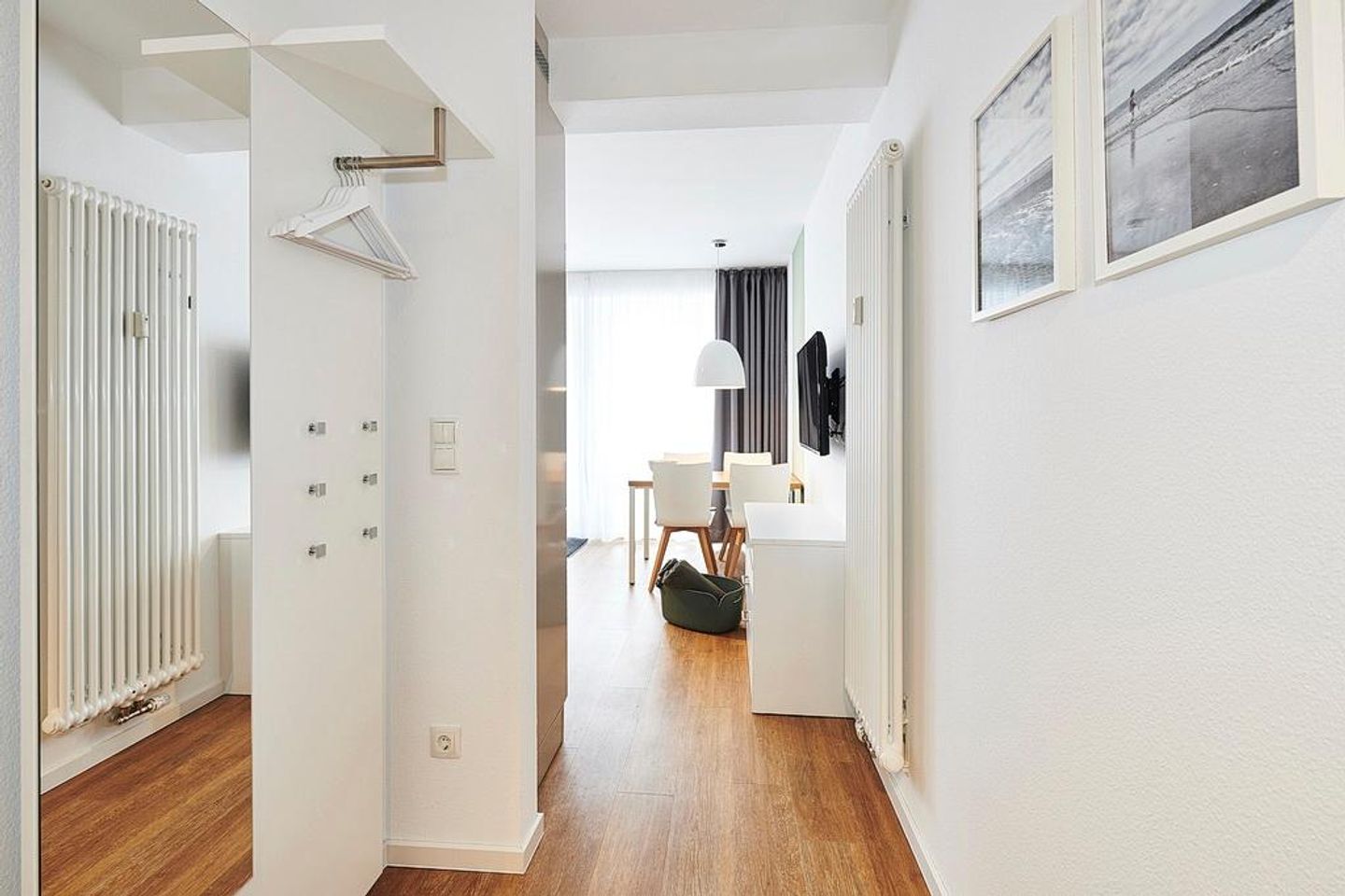 Deichhäuser Anna Küste Deichhäuser Anna Küste 2-23 Bensersiel - Flur mit Garderobe