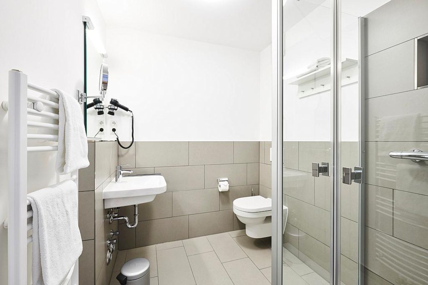 Deichhäuser Anna Küste Deichhäuser Anna Küste 2-23 Bensersiel - Badezimmer mit Waschtisch, WC und Dusche