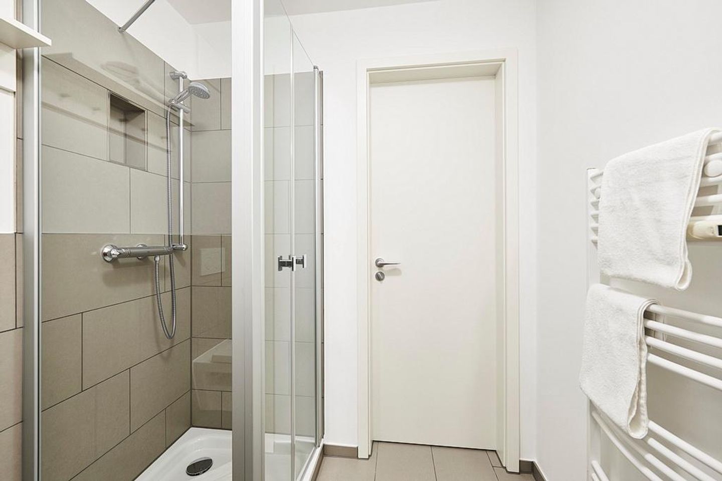 Deichhäuser Anna Küste Deichhäuser Anna Küste 2-23 Bensersiel - Badezimmer mit Dusche