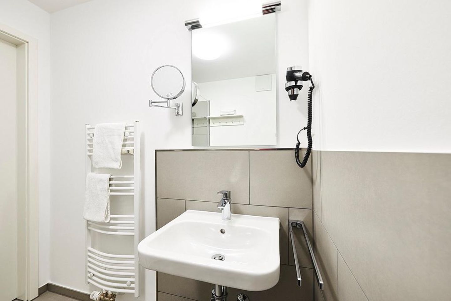 Deichhäuser Anna Küste Deichhäuser Anna Küste 2-23 Bensersiel - Badezimmer mit Waschtisch