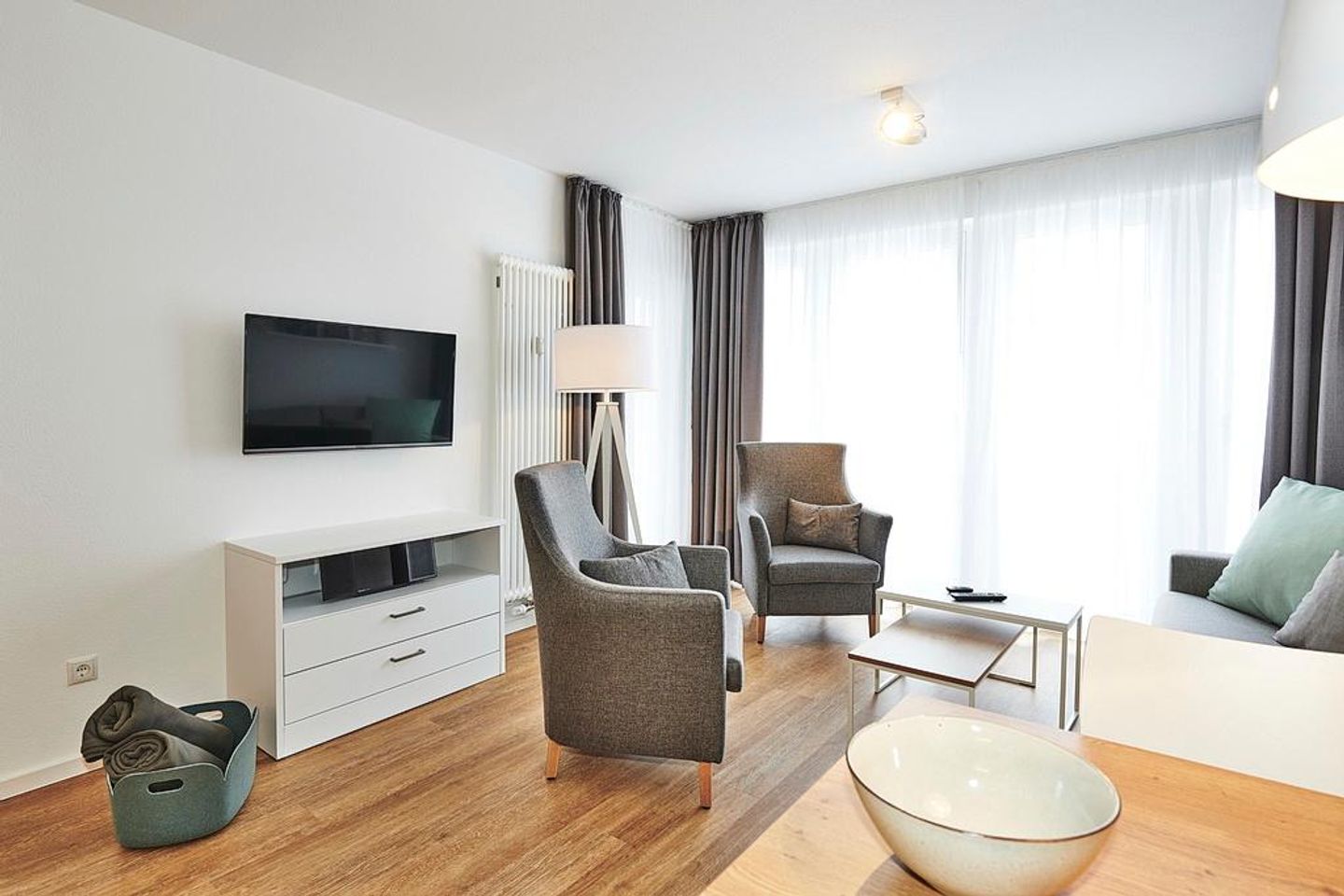 Deichhäuser Anna Küste Deichhäuser Anna Küste 2-24 Bensersiel - Wohn/Essbereich mit Sesseln, Couch , Esstisch und TV