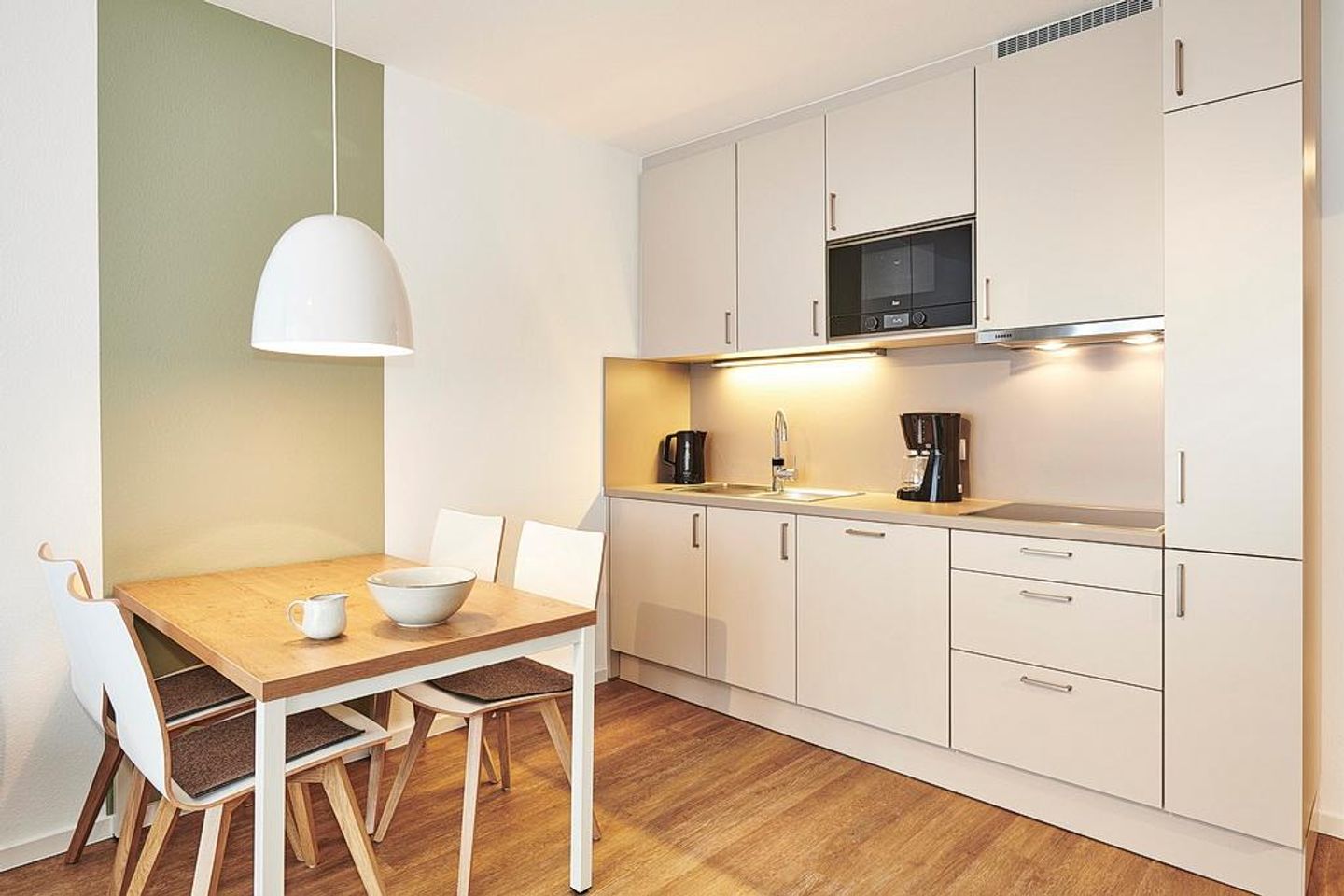 Deichhäuser Anna Küste Deichhäuser Anna Küste 2-24 Bensersiel - Wohn/Essbereich mit Esstisch und Küchenzeile