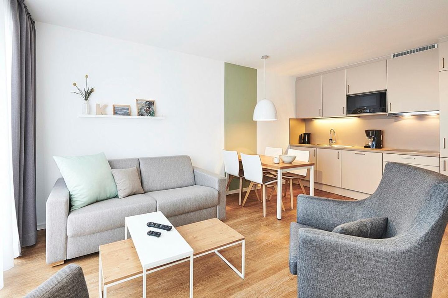 Deichhäuser Anna Küste Deichhäuser Anna Küste 2-24 Bensersiel - Wohn/Essbereich mit Esstisch und Küchenzeile