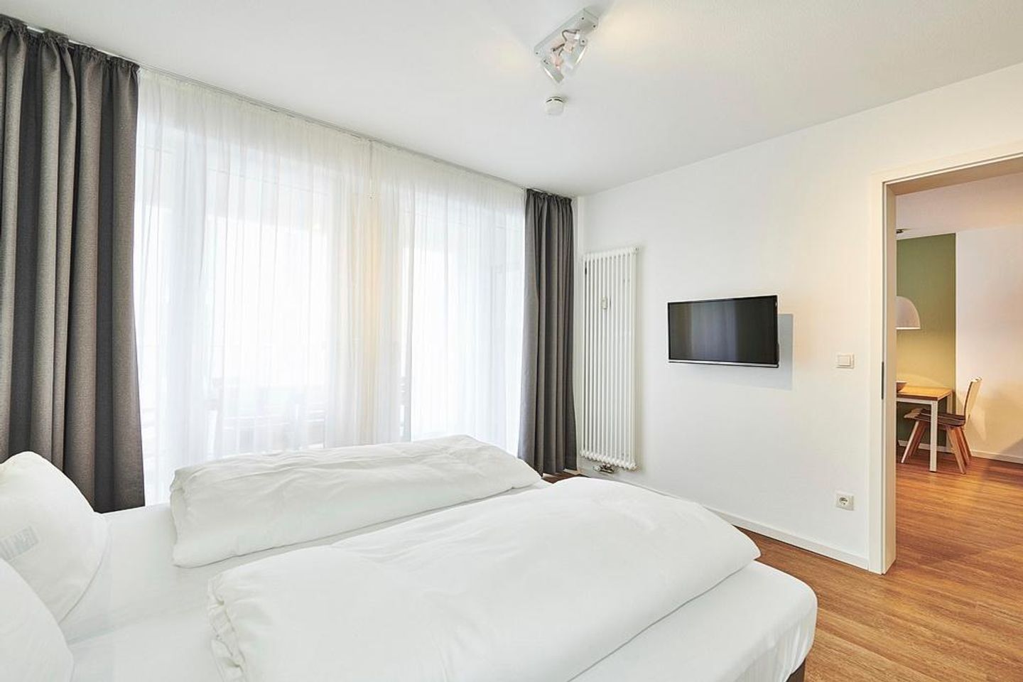 Deichhäuser Anna Küste Deichhäuser Anna Küste 2-24 Bensersiel - Schlafzimmer mit Doppelbett und TV