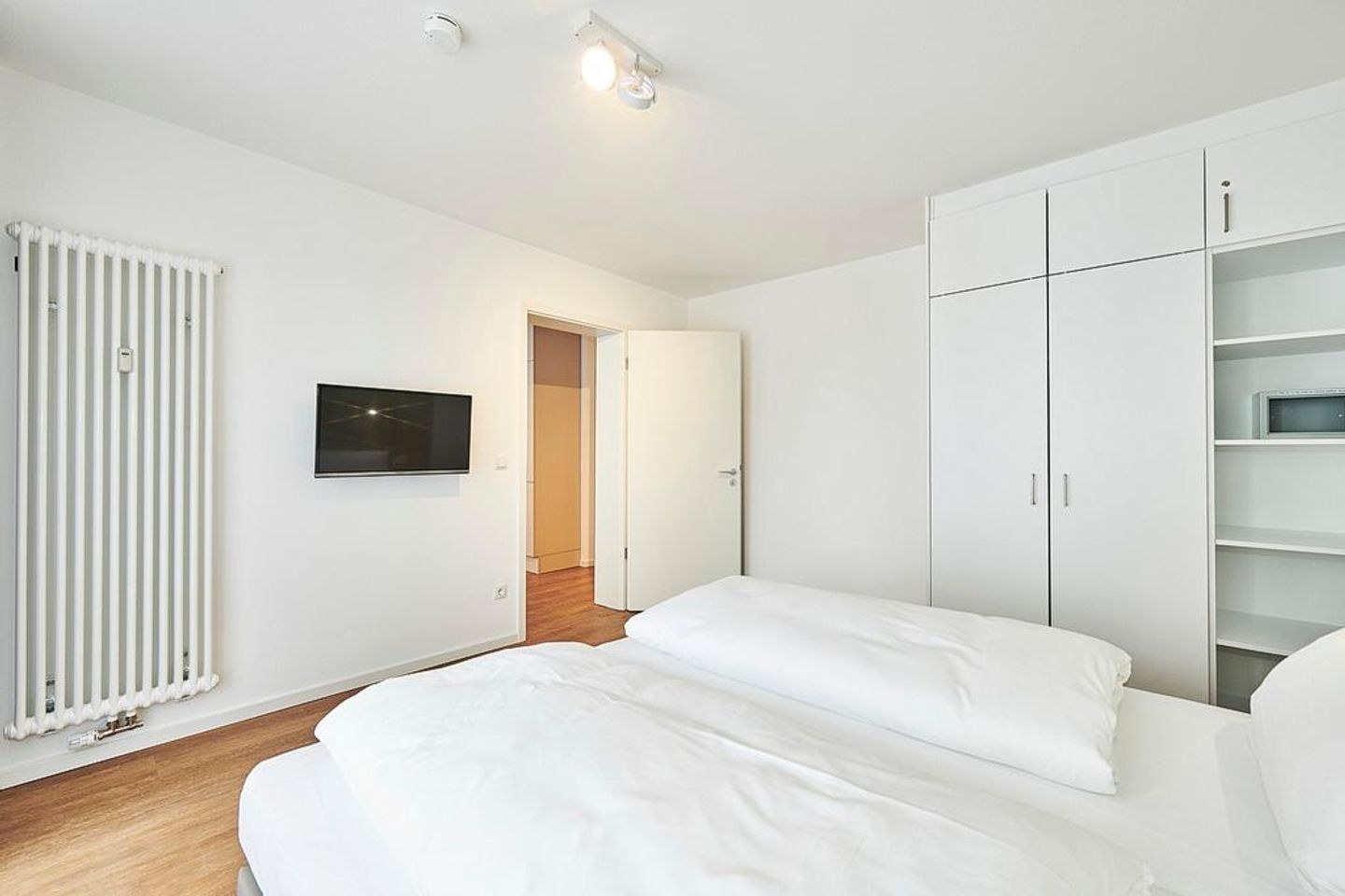 Deichhäuser Anna Küste Deichhäuser Anna Küste 2-24 Bensersiel - Schlafzimmer mit Doppelbett, Kleiderschrank und TV