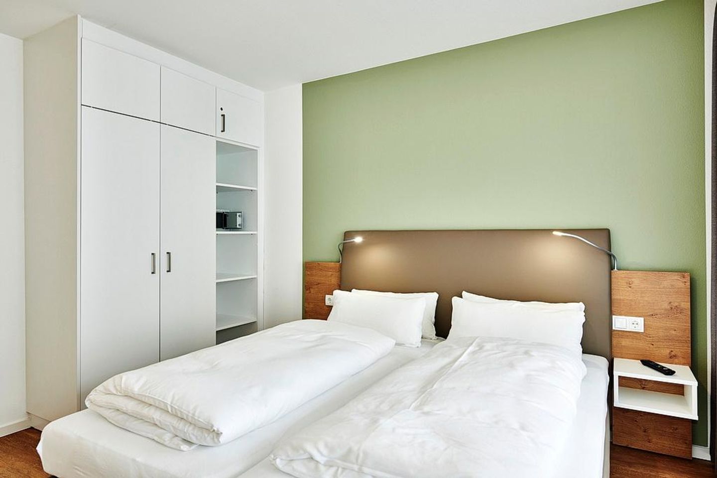 Deichhäuser Anna Küste Deichhäuser Anna Küste 2-24 Bensersiel - Schlafzimmer mit Doppelbett und Kleiderschrank