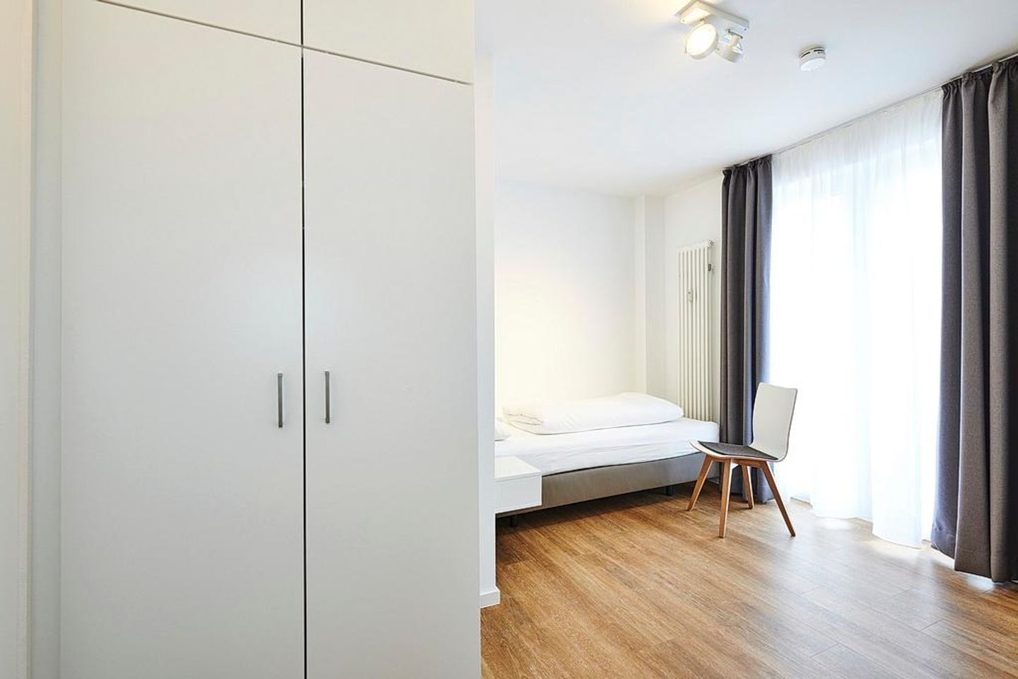 Deichhäuser Anna Küste Deichhäuser Anna Küste 2-24 Bensersiel - Schlafzimmer mit zwei Einzelbetten und Kleiderschrank