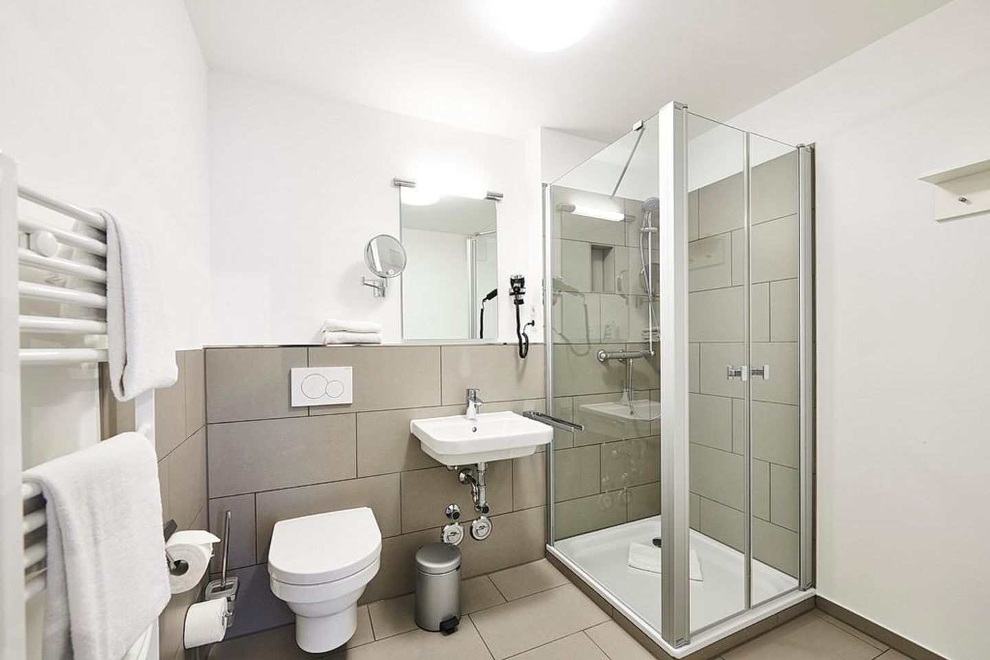 Deichhäuser Anna Küste Deichhäuser Anna Küste 2-24 Bensersiel - Badezimmer mit Waschtisch, WC und Dusche