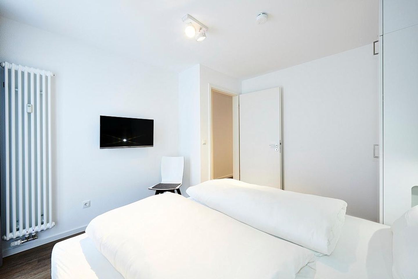 Deichhäuser Anna Küste Deichhäuser Anna Küste 2-30 Bensersiel - Schlafzimmer mit Doppelbett, TV und Kleiderschrank
