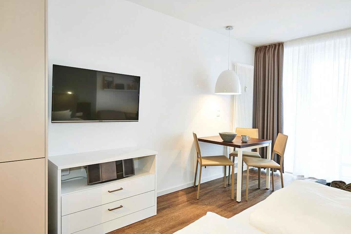 Deichhäuser Anna Küste Deichhäuser Anna Küste 2-32 Bensersiel - Wohn/Essbereich mit Esstisch und TV