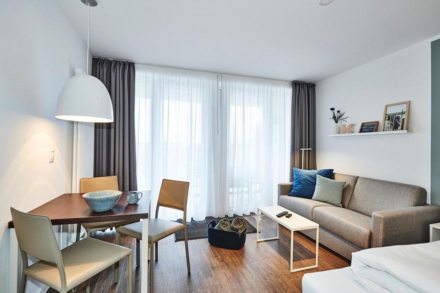 Deichhäuser Anna Küste Deichhäuser Anna Küste 2-32 Bensersiel - Wohn/Essbereich mit Couch und Esstisch