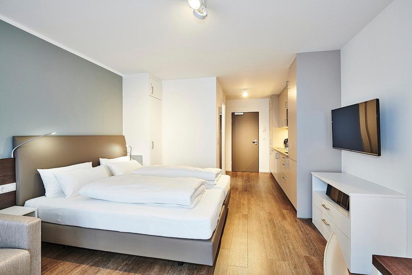 Deichhäuser Anna Küste Deichhäuser Anna Küste 2-32 Bensersiel - Wohn/Essbereich mit Doppelbett, TV, Küchenzeile und Kleiderschrank