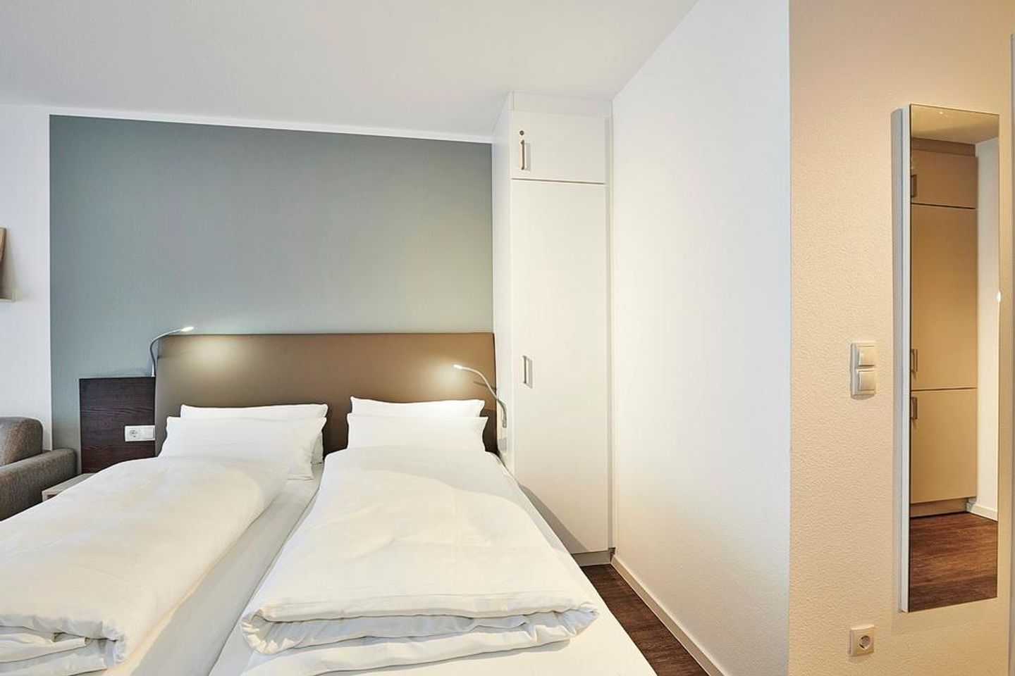 Deichhäuser Anna Küste Deichhäuser Anna Küste 2-32 Bensersiel - Wohn/Essbereich mit Doppelbett und Kleiderschrank