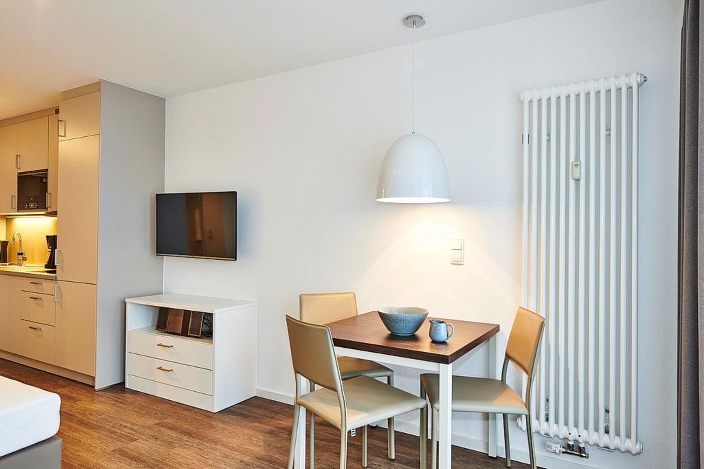 Deichhäuser Anna Küste Deichhäuser Anna Küste 2-32 Bensersiel - Wohn/Essbereich mit Esstisch, TV, und Küchenzeile