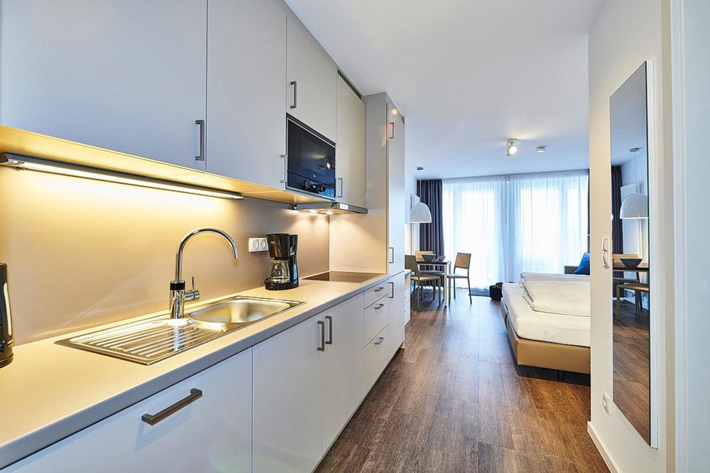 Deichhäuser Anna Küste Deichhäuser Anna Küste 2-32 Bensersiel - Wohn/Essbereich mit Küchenzeile, Doppelbett und Esstisch