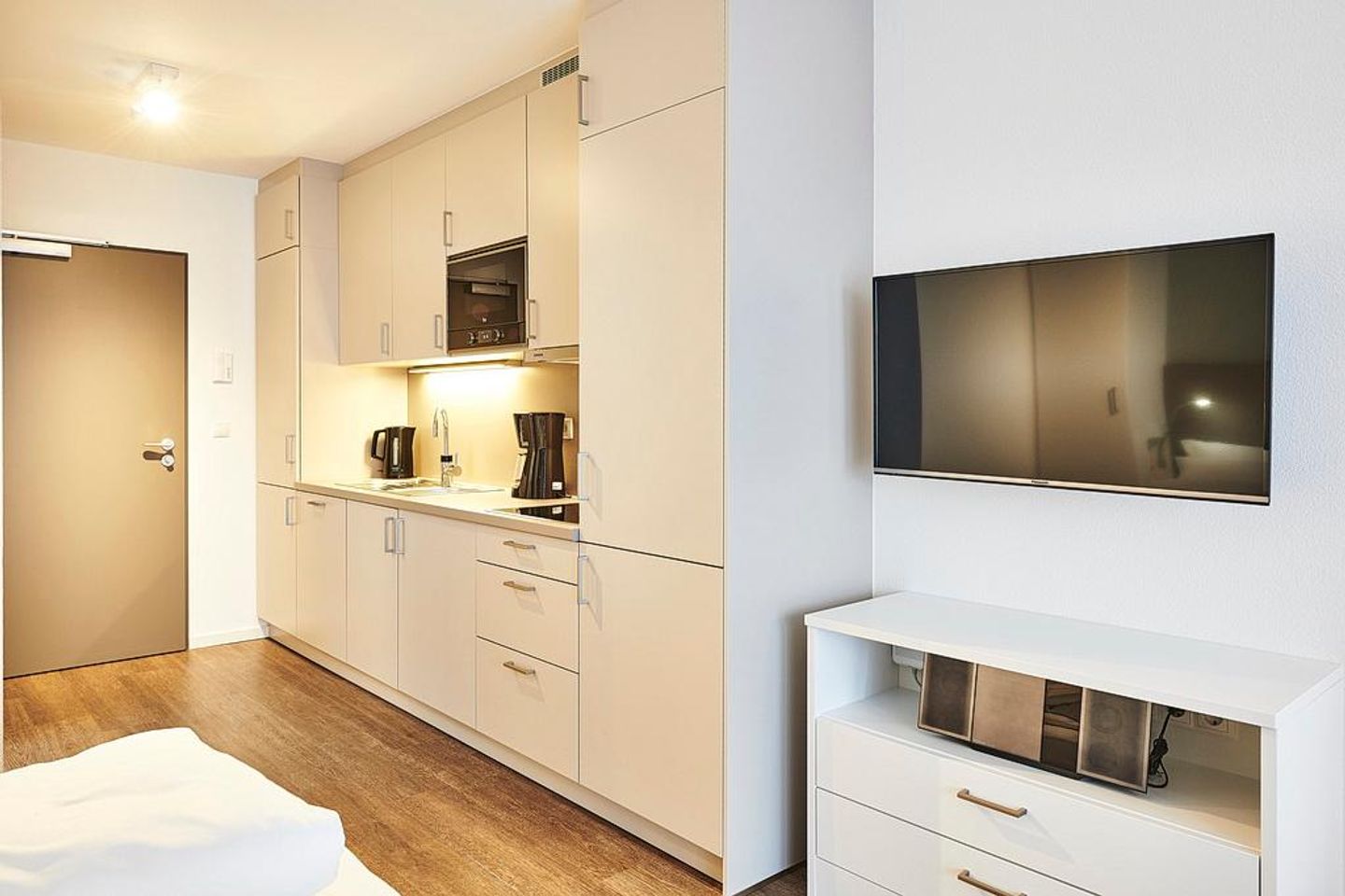 Deichhäuser Anna Küste Deichhäuser Anna Küste 2-32 Bensersiel - Wohn/Essbereich mit Küchenzeile und TV