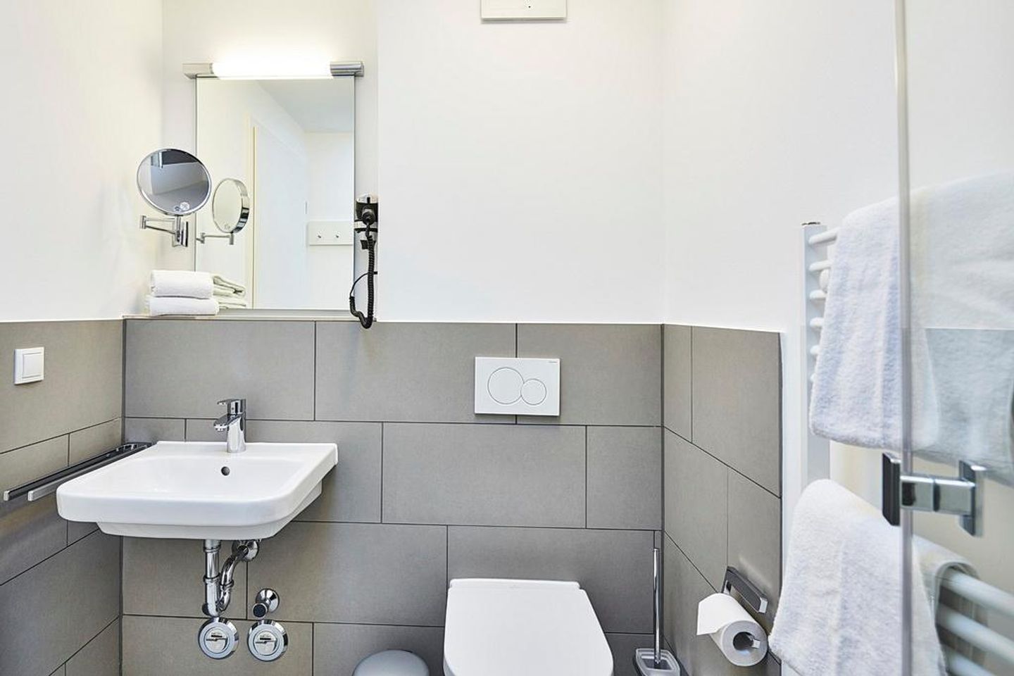 Deichhäuser Anna Küste Deichhäuser Anna Küste 2-32 Bensersiel - Badezimmer mit Waschtisch und WC