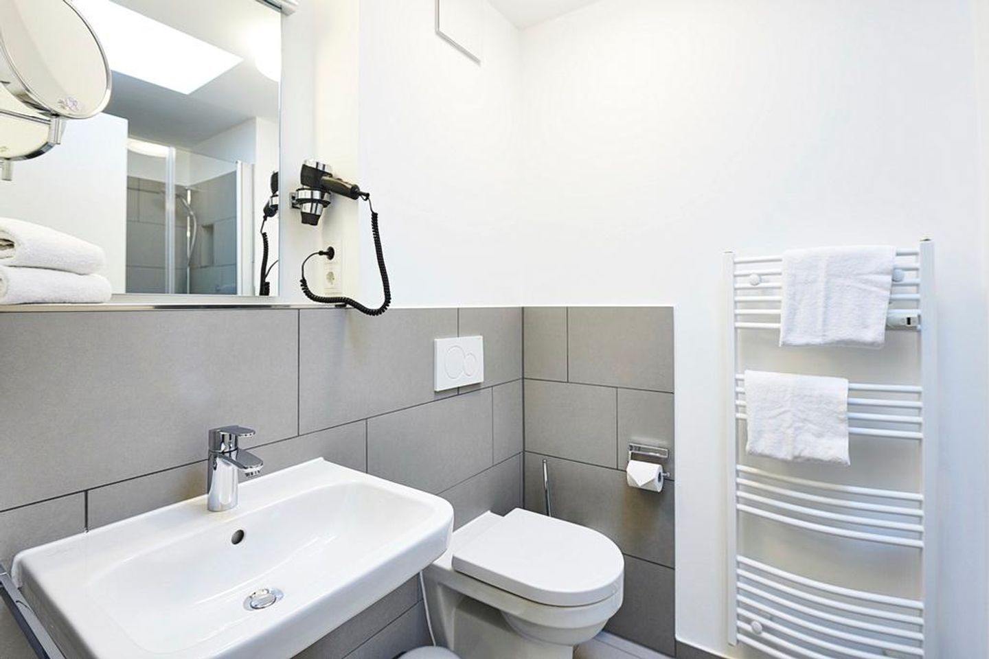 Deichhäuser Anna Küste Deichhäuser Anna Küste 2-32 Bensersiel - Badezimmer mit Waschtisch und WC