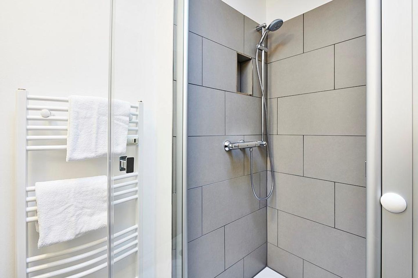 Deichhäuser Anna Küste Deichhäuser Anna Küste 2-32 Bensersiel - Badezimmer mit Dusche