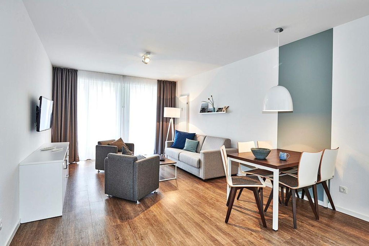 Deichhäuser Anna Küste Deichhäuser Anna Küste 3-10 Bensersiel - Wohn/Essbereich mit Sesseln, Couch, Esstisch und TV