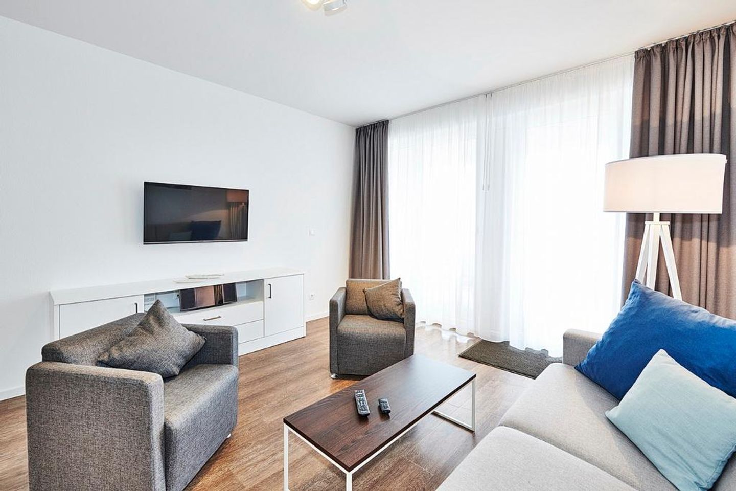 Deichhäuser Anna Küste Deichhäuser Anna Küste 3-10 Bensersiel - Wohn/Essbereich mit Sesseln, Couch und TV