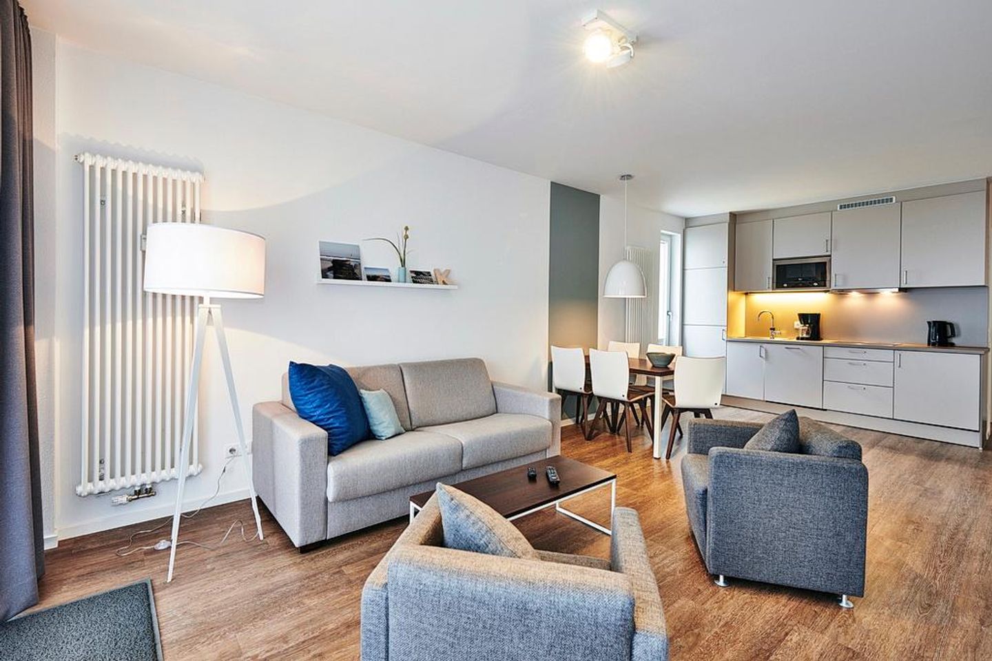 Deichhäuser Anna Küste Deichhäuser Anna Küste 3-10 Bensersiel - Wohn/Essbereich mit Sesseln, Couch, Esstisch und Küchenzeile