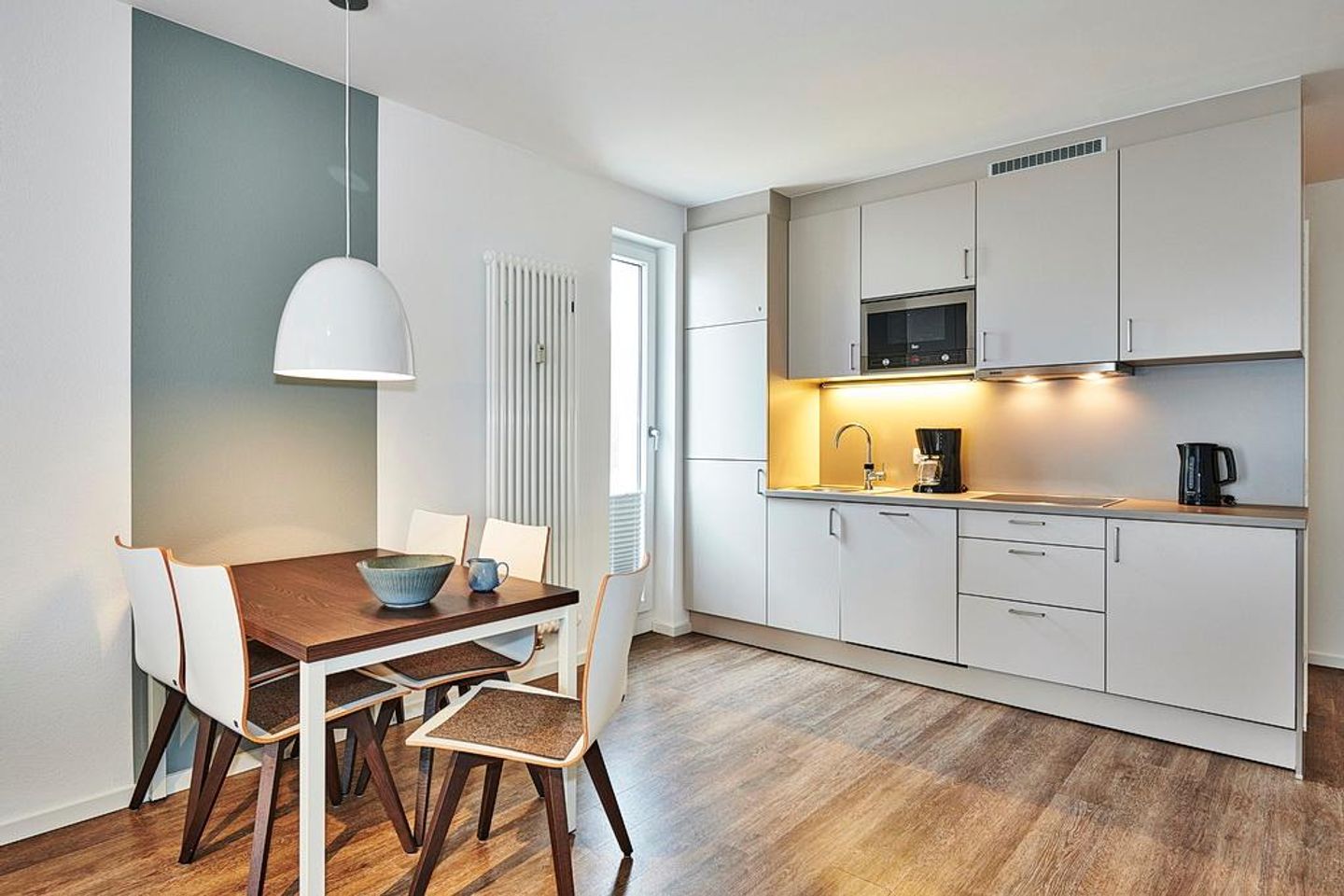 Deichhäuser Anna Küste Deichhäuser Anna Küste 3-10 Bensersiel - Wohn/Essbereich mit Esstisch und Küchenzeile