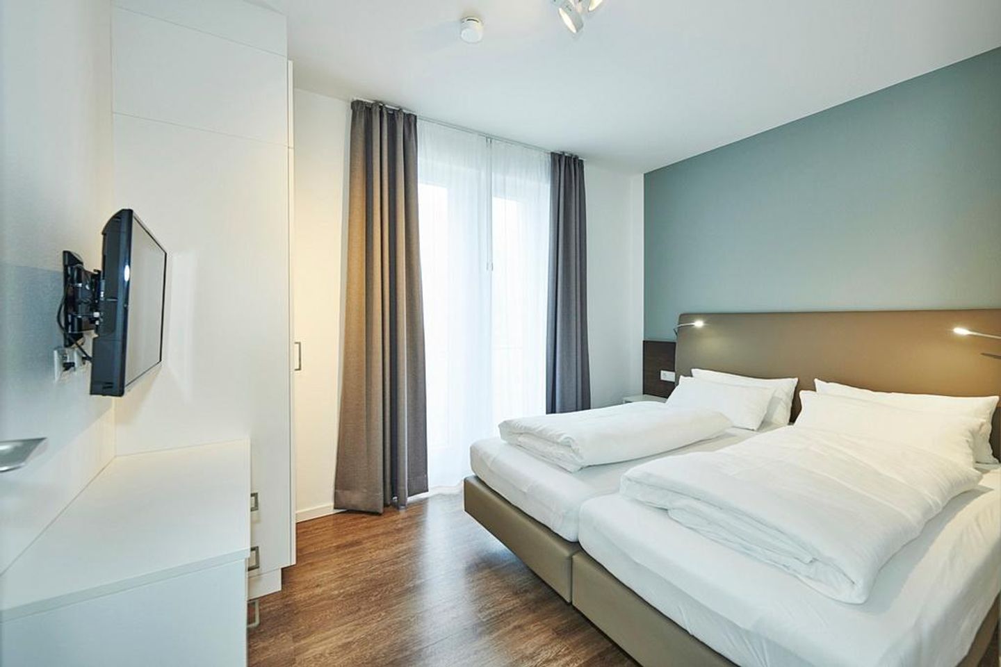 Deichhäuser Anna Küste Deichhäuser Anna Küste 3-10 Bensersiel - Schlafzimmer mit Doppelbett und TV