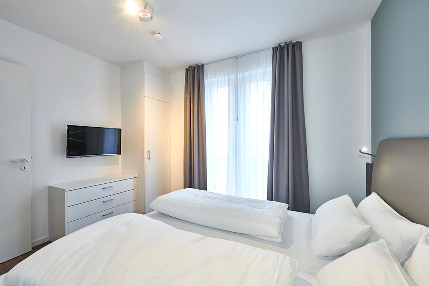 Deichhäuser Anna Küste Deichhäuser Anna Küste 3-10 Bensersiel - Schlafzimmer mit Doppelbett und TV