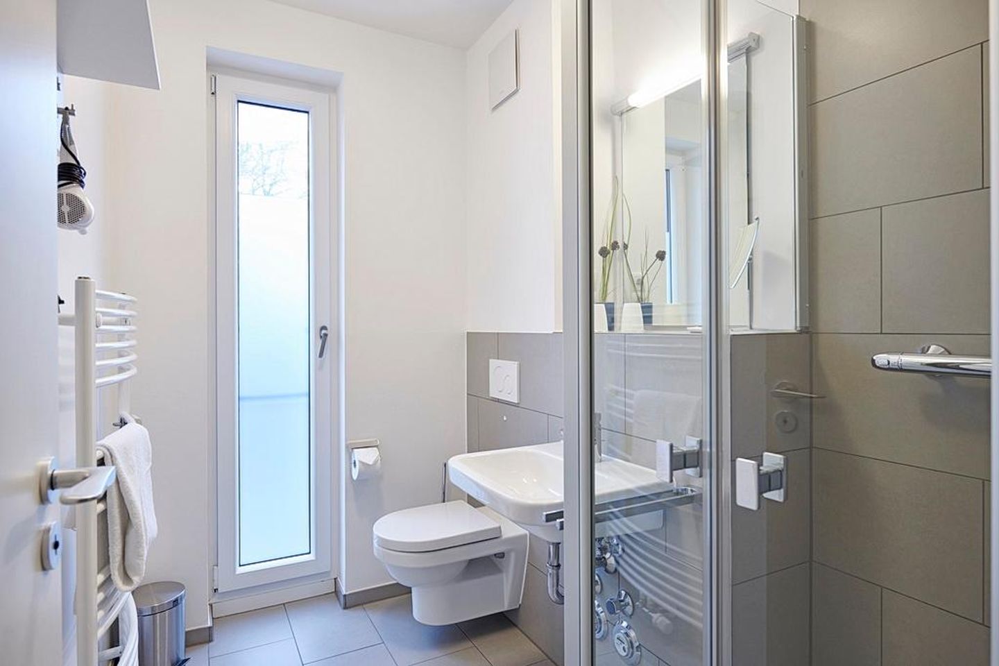 Deichhäuser Anna Küste Deichhäuser Anna Küste 3-10 Bensersiel - Badezimmer mit Waschtisch, Dusche und WC