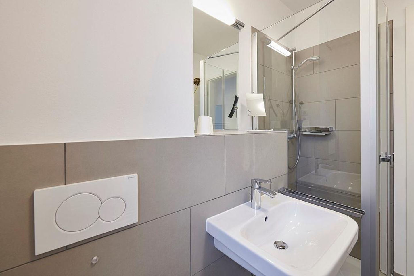 Deichhäuser Anna Küste Deichhäuser Anna Küste 3-10 Bensersiel - Badezimmer mit Waschtisch und Dusche