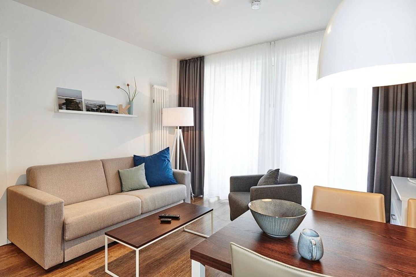 Deichhäuser Anna Küste Deichhäuser Anna Küste 3-11 Bensersiel - Wohn/Essbereich mit Couch, Sessel und Esstisch