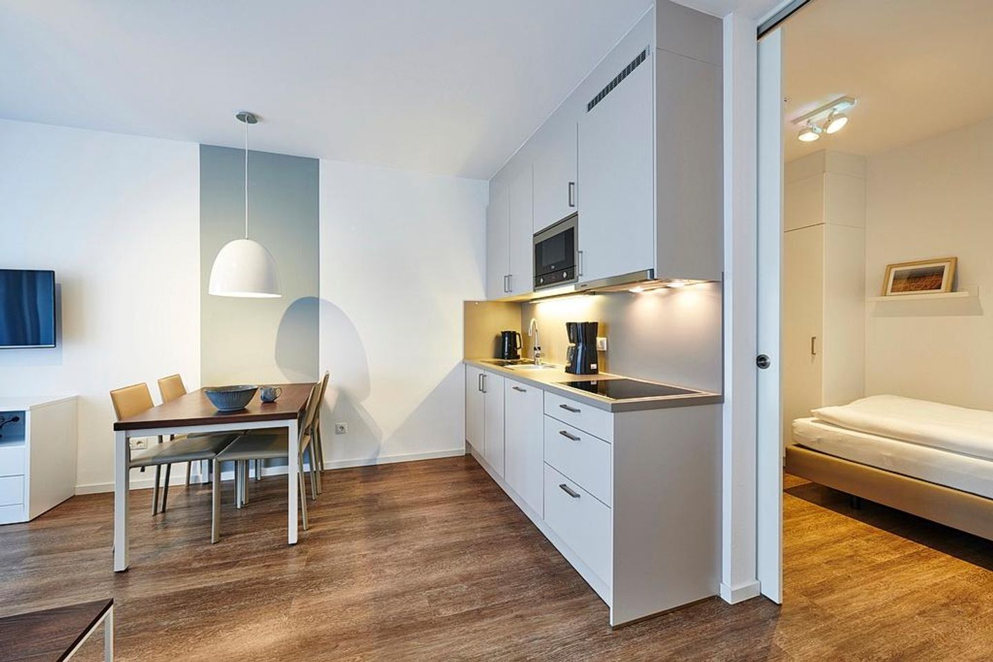 Deichhäuser Anna Küste Deichhäuser Anna Küste 3-11 Bensersiel - Wohn/Essbereich mit Esstisch und Küchenzeile