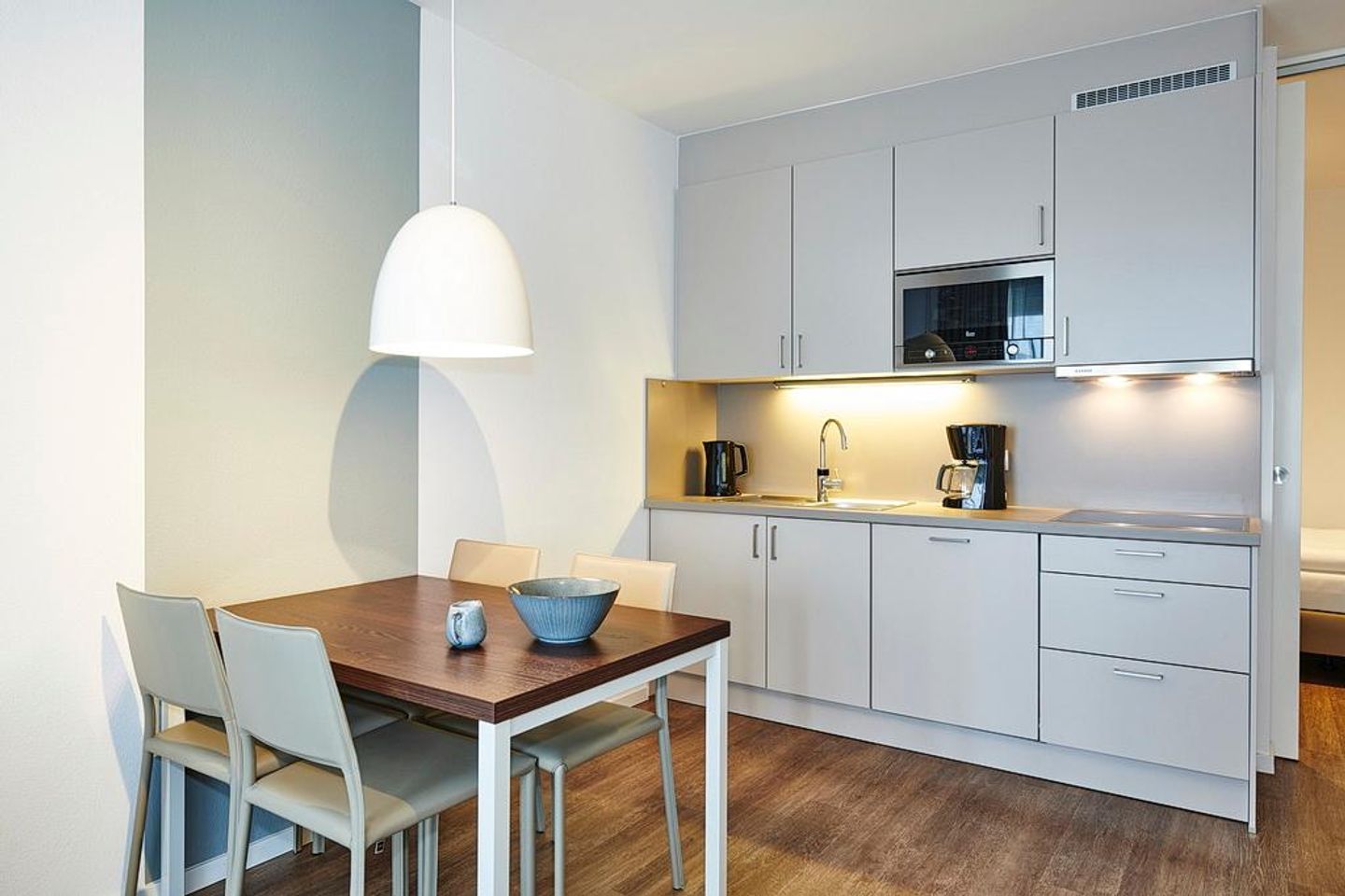 Deichhäuser Anna Küste Deichhäuser Anna Küste 3-11 Bensersiel - Wohn/Essbereich mit Esstisch und Küchenzeile