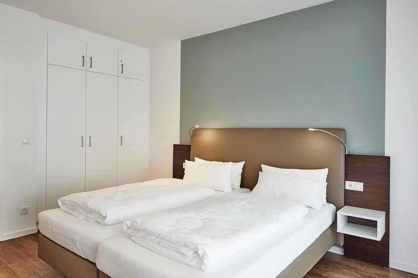 Deichhäuser Anna Küste Deichhäuser Anna Küste 3-11 Bensersiel - Schlafzimmer mit Doppelbett und Kleiderschrank