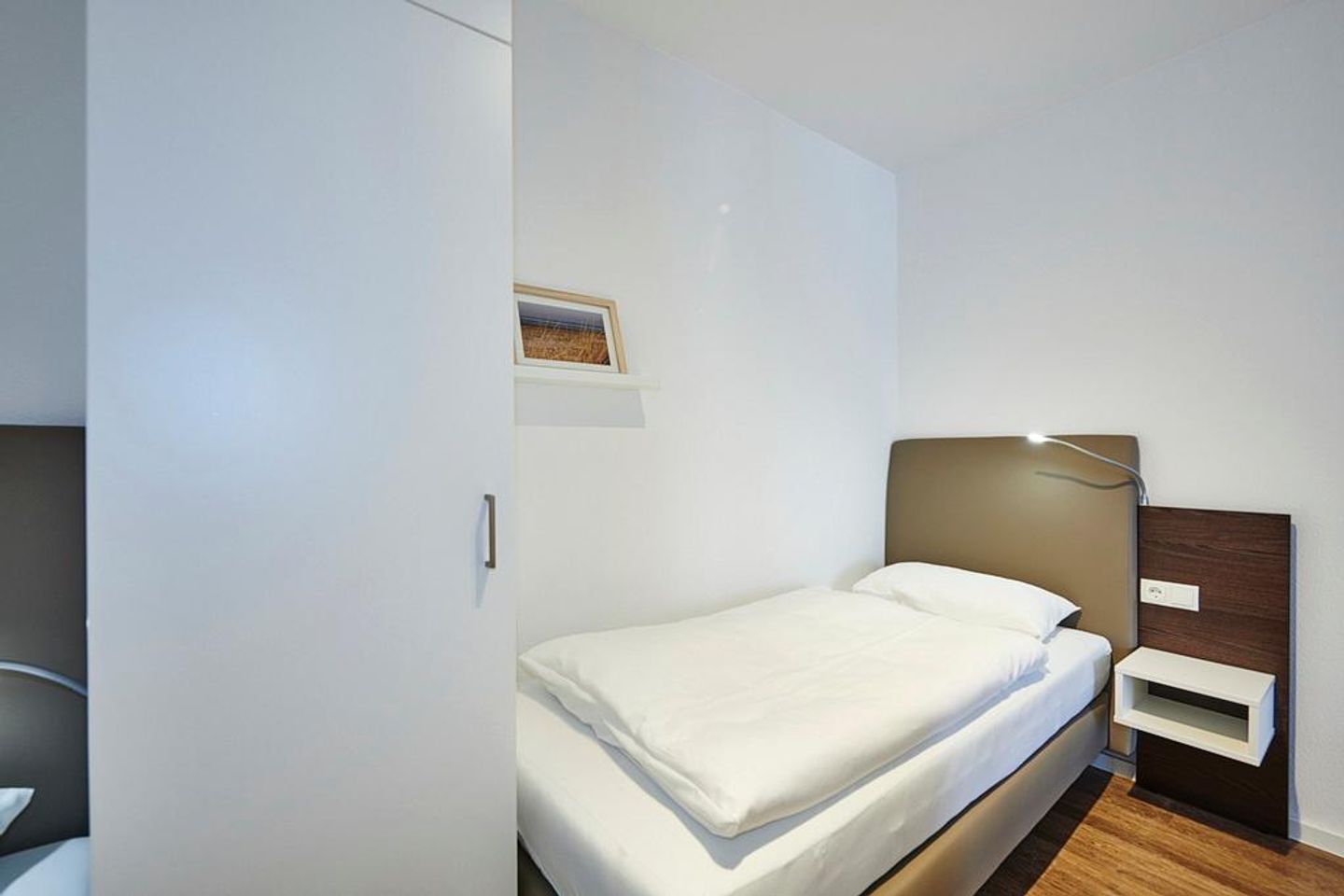 Deichhäuser Anna Küste Deichhäuser Anna Küste 3-11 Bensersiel - Schlafzimmer mit zwei Einzelbetten und Kleiderschrank