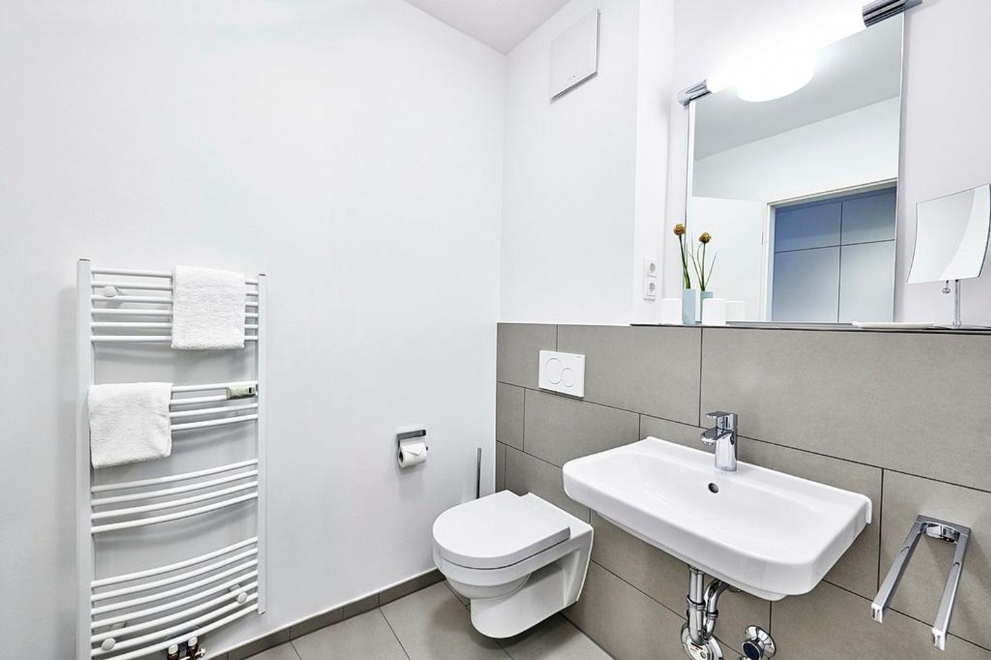 Deichhäuser Anna Küste Deichhäuser Anna Küste 3-11 Bensersiel - Badezimmer mit Waschtisch und WC