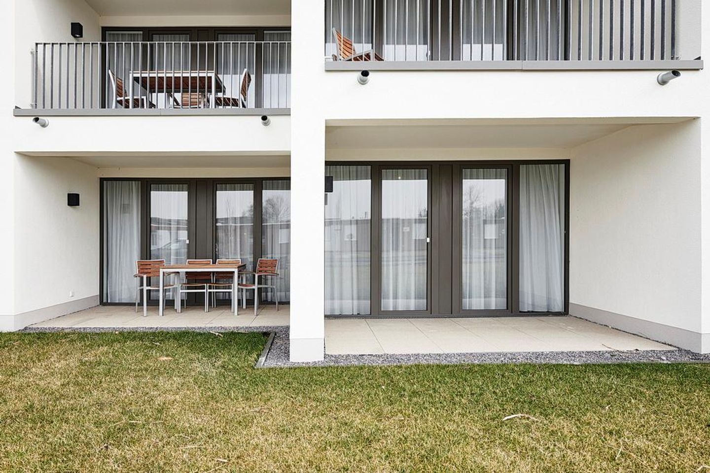 Deichhäuser Anna Küste Deichhäuser Anna Küste 3-11 Bensersiel - Terrasse mit Sitzgelegenheiten