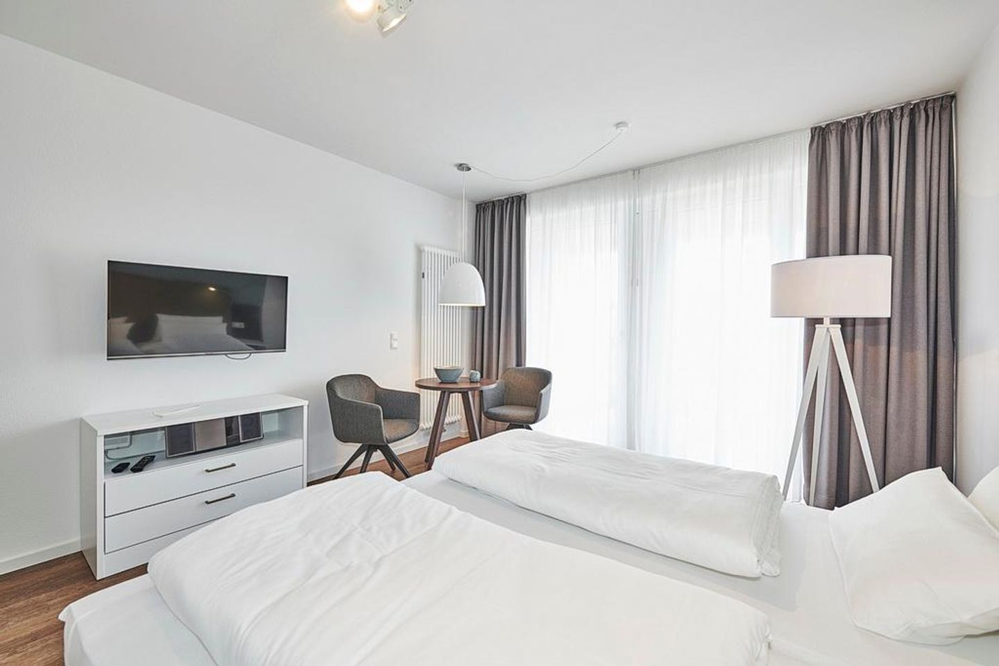 Deichhäuser Anna Küste Deichhäuser Anna Küste 3-12 Bensersiel - Wohn-Schlafbereich mit Sitzgelegenheit, Flatscreen-TV