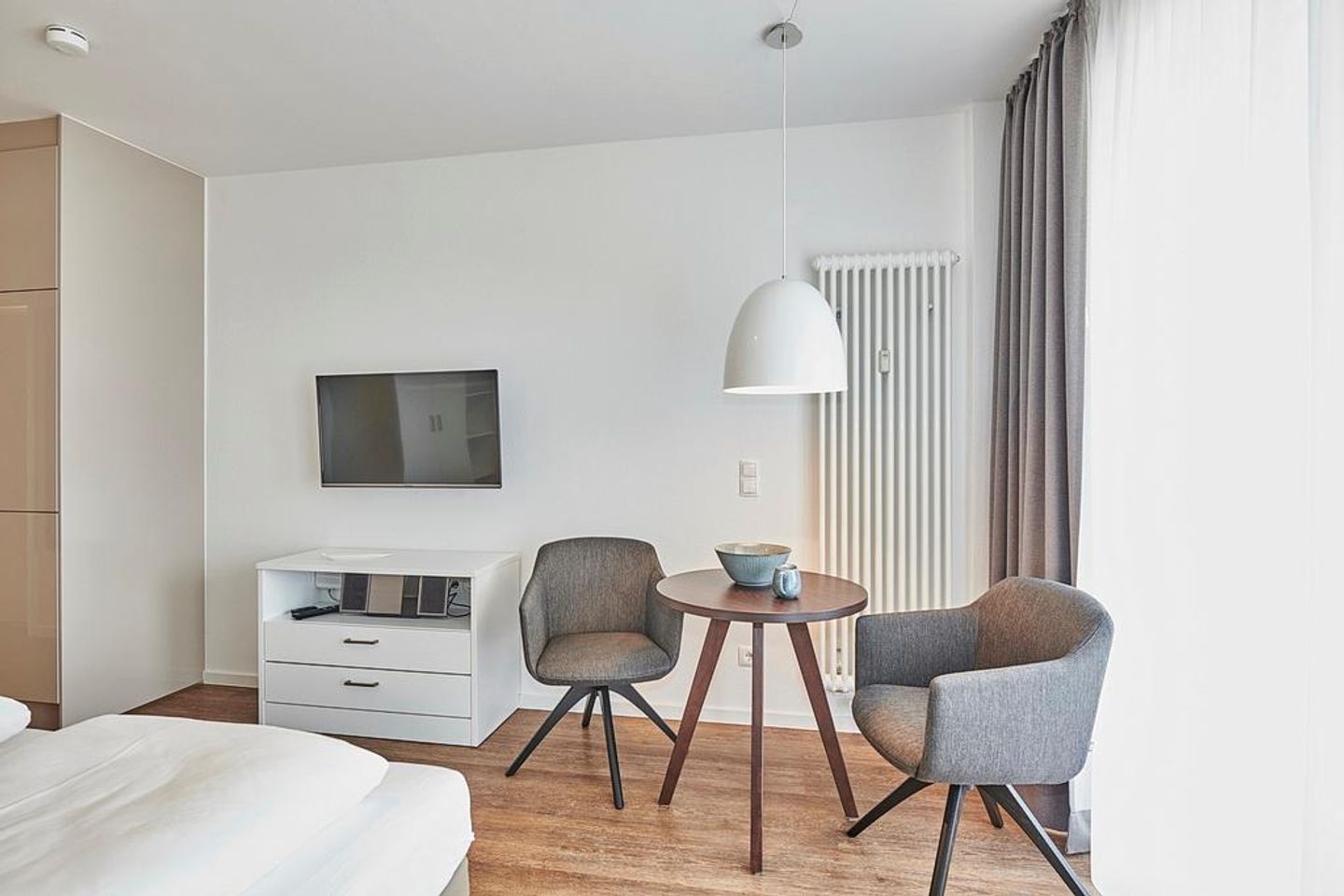 Deichhäuser Anna Küste Deichhäuser Anna Küste 3-12 Bensersiel - Wohnbereich mit Sitzgelegenheit, Flatscreen-TV